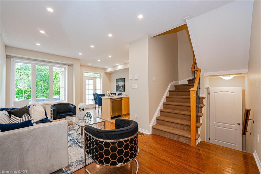 43-21 Diana Avenue, Brantford, ON - Indoor Photo Showing Living Room