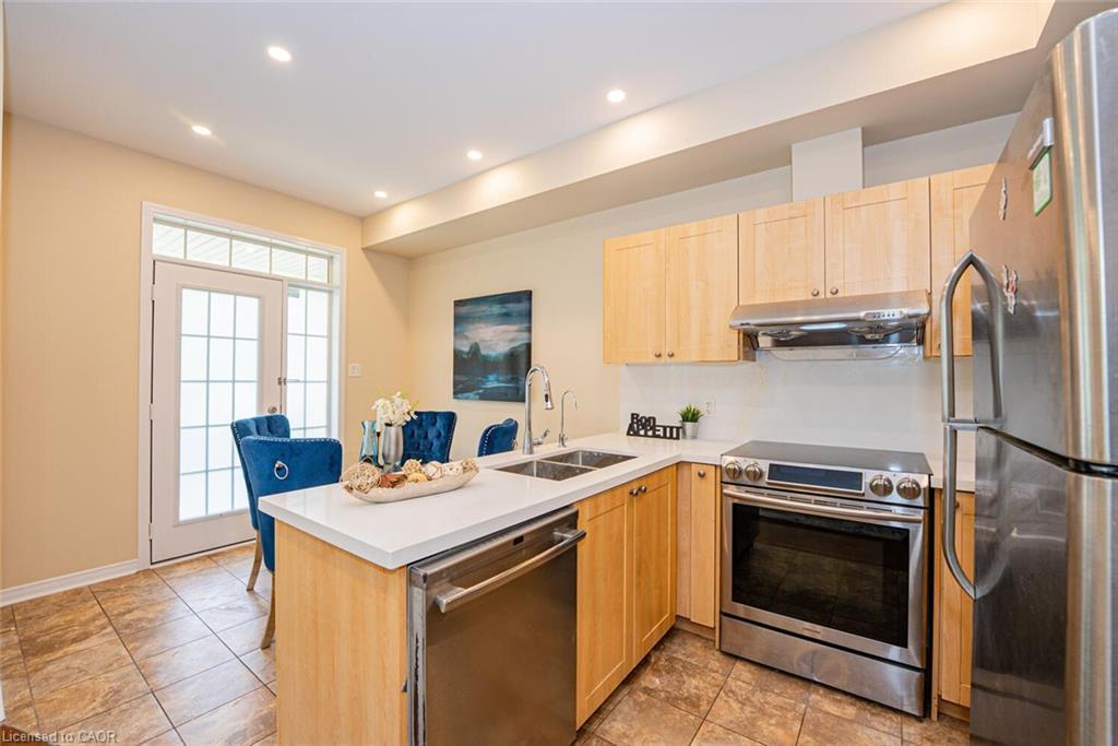 43-21 Diana Avenue, Brantford, ON - Indoor Photo Showing Kitchen With Double Sink