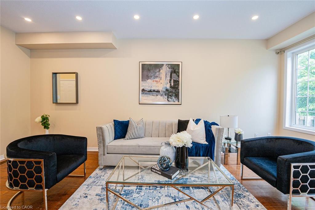 43-21 Diana Avenue, Brantford, ON - Indoor Photo Showing Living Room