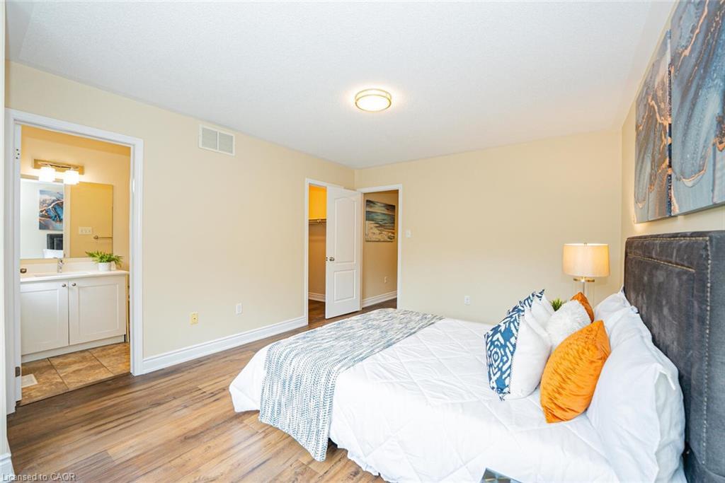 43-21 Diana Avenue, Brantford, ON - Indoor Photo Showing Bedroom