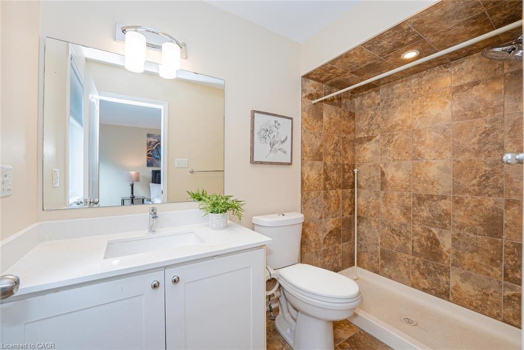 43-21 Diana Avenue, Brantford, ON - Indoor Photo Showing Bathroom
