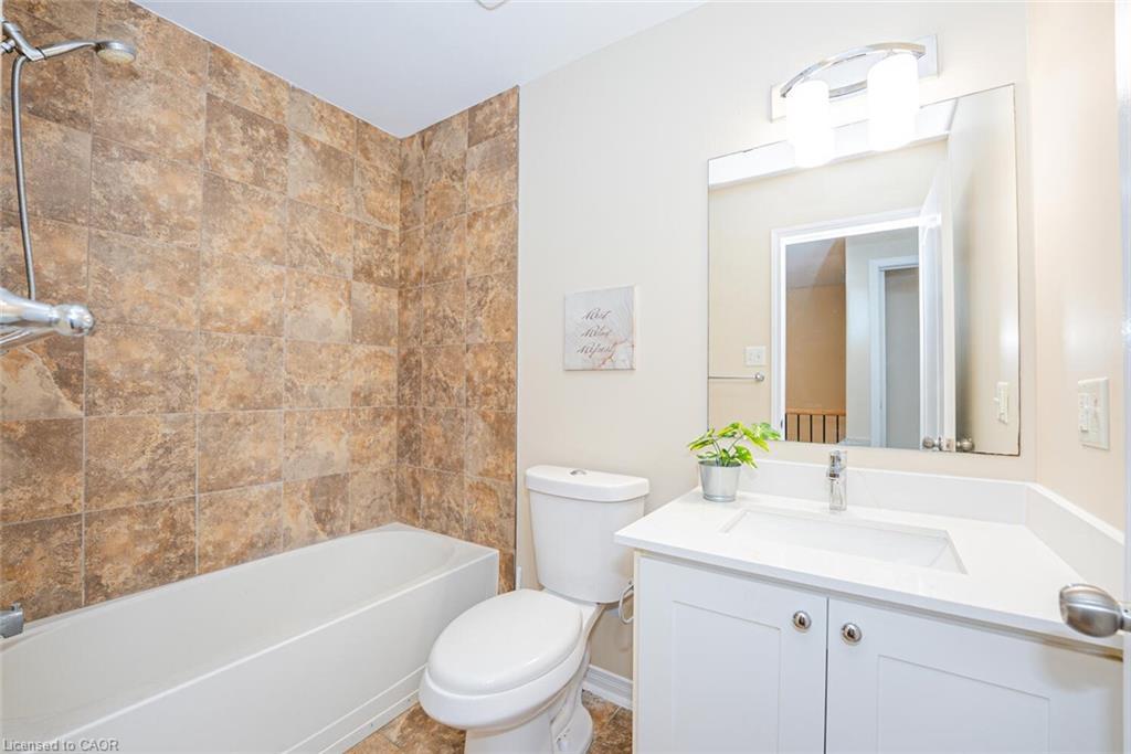 43-21 Diana Avenue, Brantford, ON - Indoor Photo Showing Bathroom
