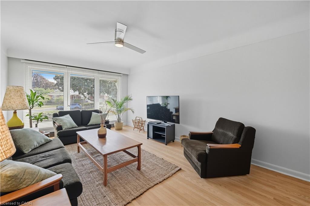 23 Percy Court, Hamilton, ON - Indoor Photo Showing Living Room