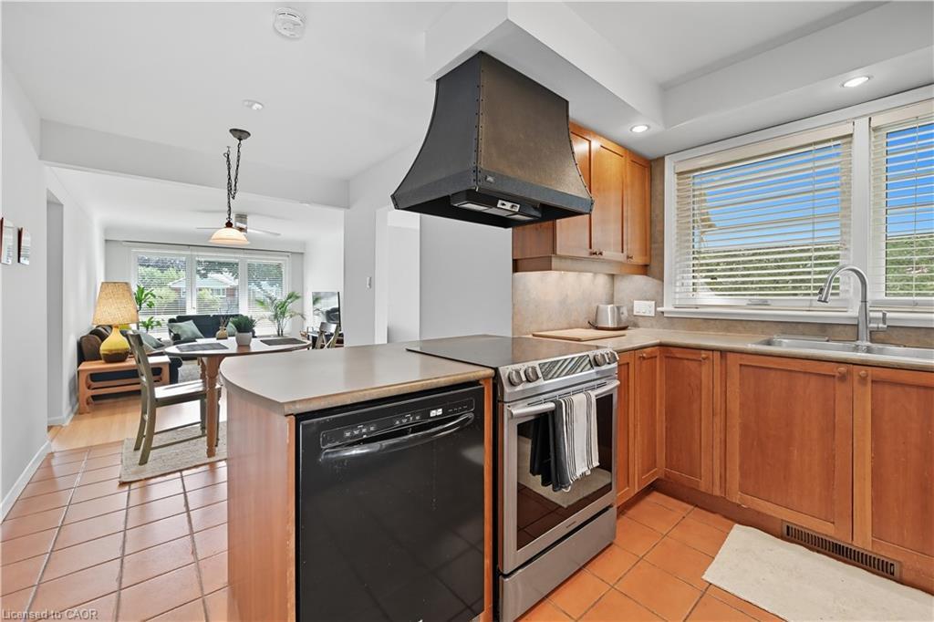 23 Percy Court, Hamilton, ON - Indoor Photo Showing Kitchen