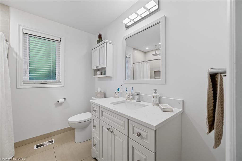 23 Percy Court, Hamilton, ON - Indoor Photo Showing Bathroom