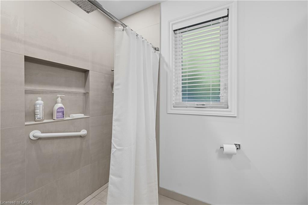 23 Percy Court, Hamilton, ON - Indoor Photo Showing Bathroom