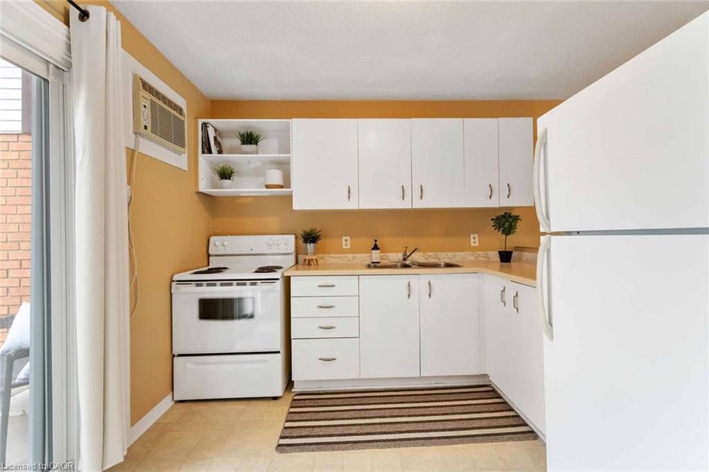 7-35 Nova Crescent, Welland, ON - Indoor Photo Showing Kitchen With Double Sink