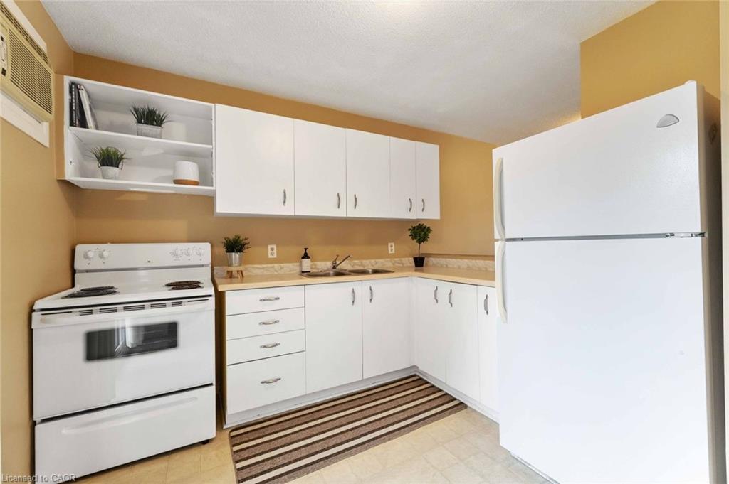 7-35 Nova Crescent, Welland, ON - Indoor Photo Showing Kitchen With Double Sink