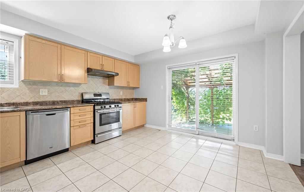 48 Powell Drive, Binbrook, ON - Indoor Photo Showing Kitchen