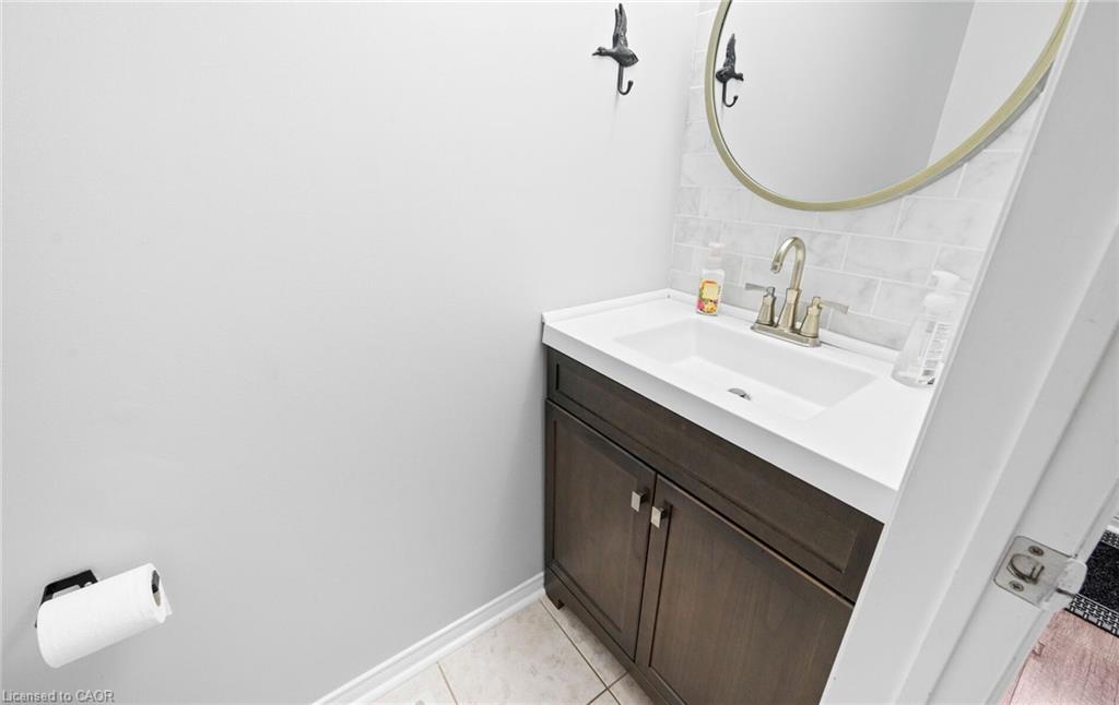 48 Powell Drive, Binbrook, ON - Indoor Photo Showing Bathroom
