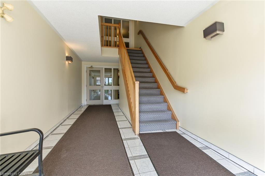 16-3050 Pinemeadow Drive, Burlington, ON - Indoor Photo Showing Other Room