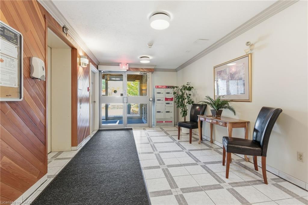 16-3050 Pinemeadow Drive, Burlington, ON - Indoor Photo Showing Other Room