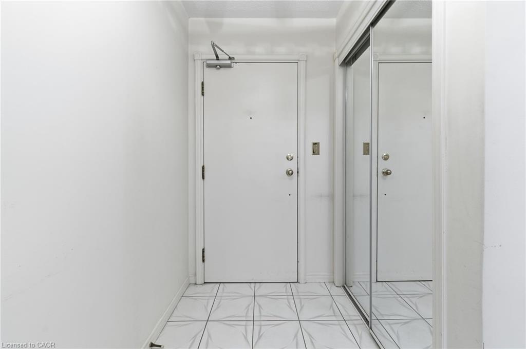 16-3050 Pinemeadow Drive, Burlington, ON - Indoor Photo Showing Other Room