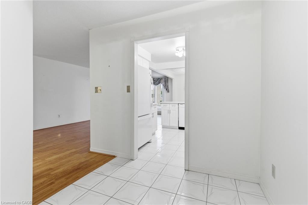 16-3050 Pinemeadow Drive, Burlington, ON - Indoor Photo Showing Other Room