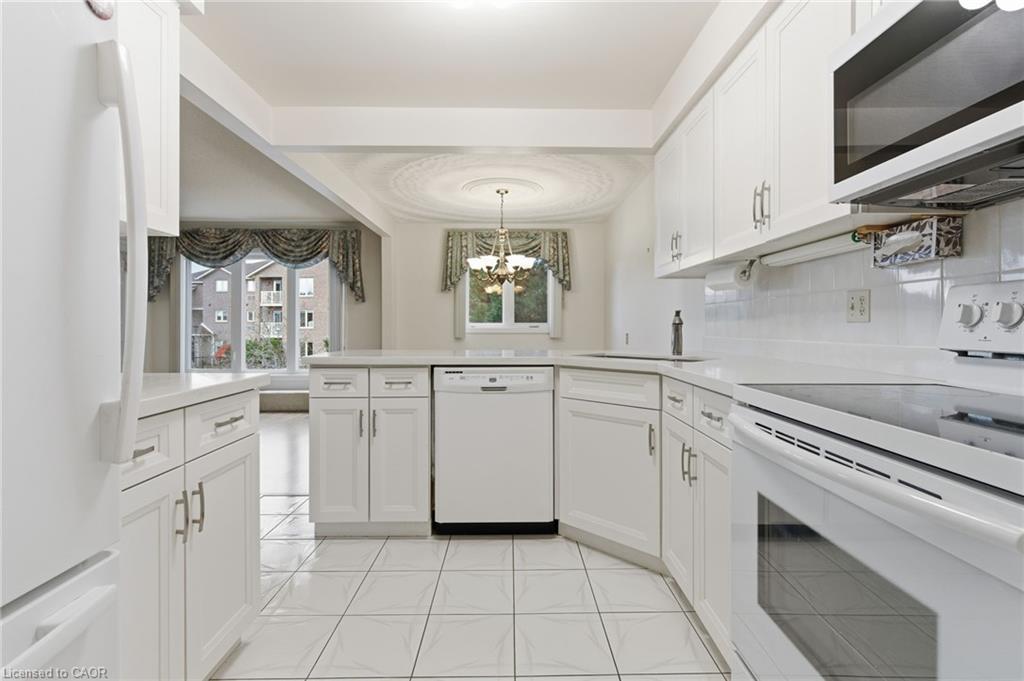 16-3050 Pinemeadow Drive, Burlington, ON - Indoor Photo Showing Kitchen