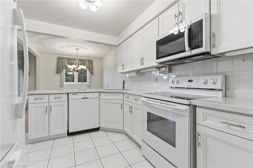 16-3050 Pinemeadow Drive, Burlington, ON - Indoor Photo Showing Kitchen