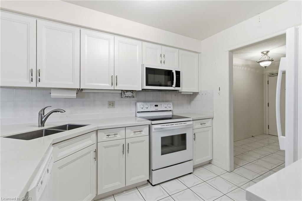 16-3050 Pinemeadow Drive, Burlington, ON - Indoor Photo Showing Kitchen With Double Sink