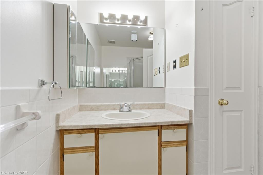 16-3050 Pinemeadow Drive, Burlington, ON - Indoor Photo Showing Bathroom