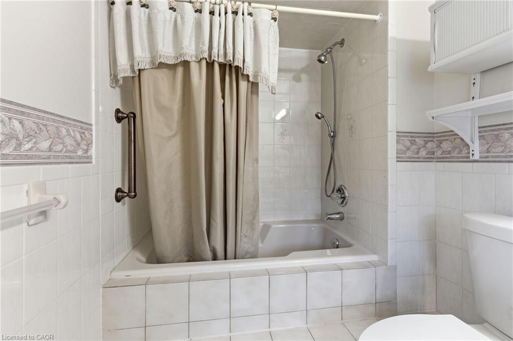 16-3050 Pinemeadow Drive, Burlington, ON - Indoor Photo Showing Bathroom