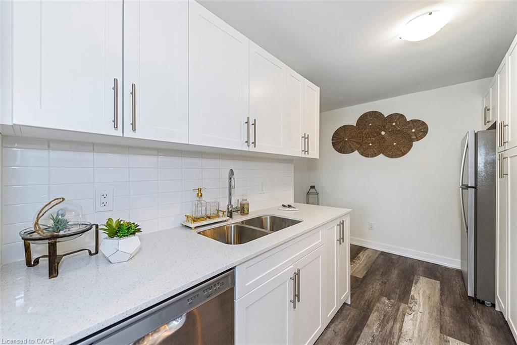 41-88 Tunbridge Crescent, Hamilton, ON - Indoor Photo Showing Kitchen With Double Sink
