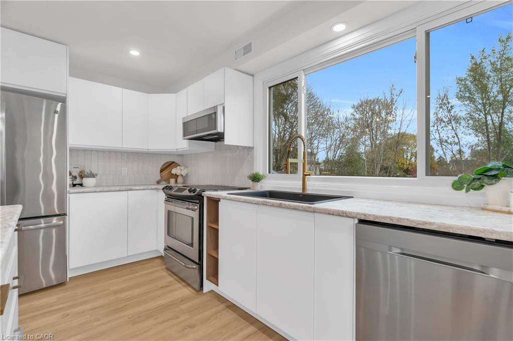 1-22 Ash Street, Kitchener, ON - Indoor Photo Showing Kitchen With Stainless Steel Kitchen With Upgraded Kitchen