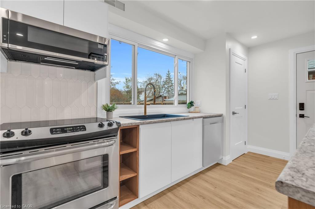 1-22 Ash Street, Kitchener, ON - Indoor Photo Showing Kitchen