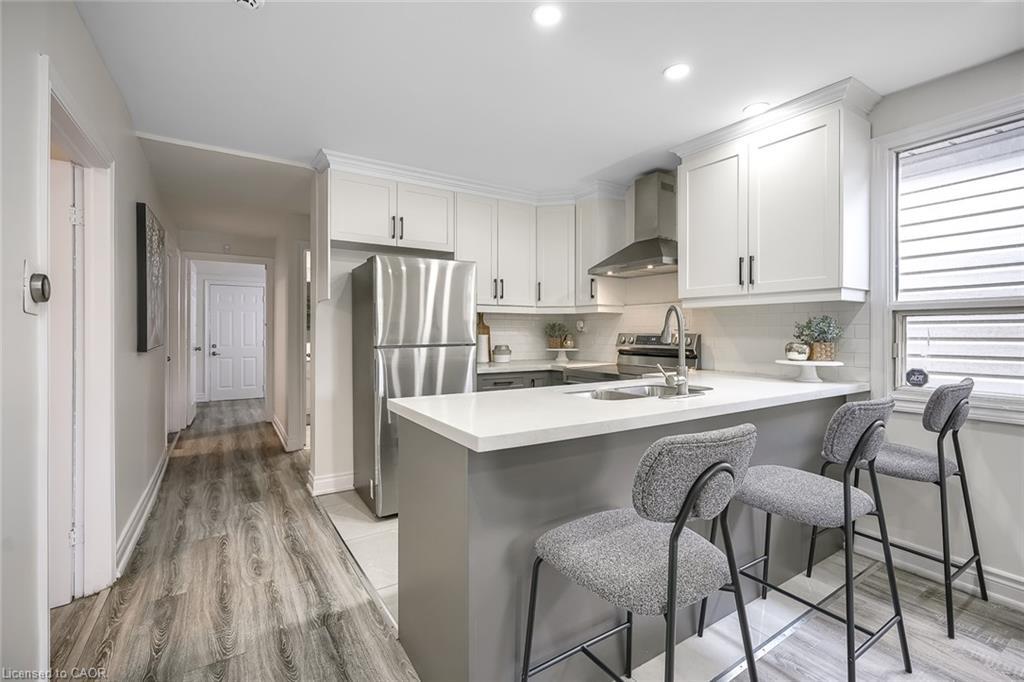 230 Mcanulty Boulevard, Hamilton, ON - Indoor Photo Showing Kitchen