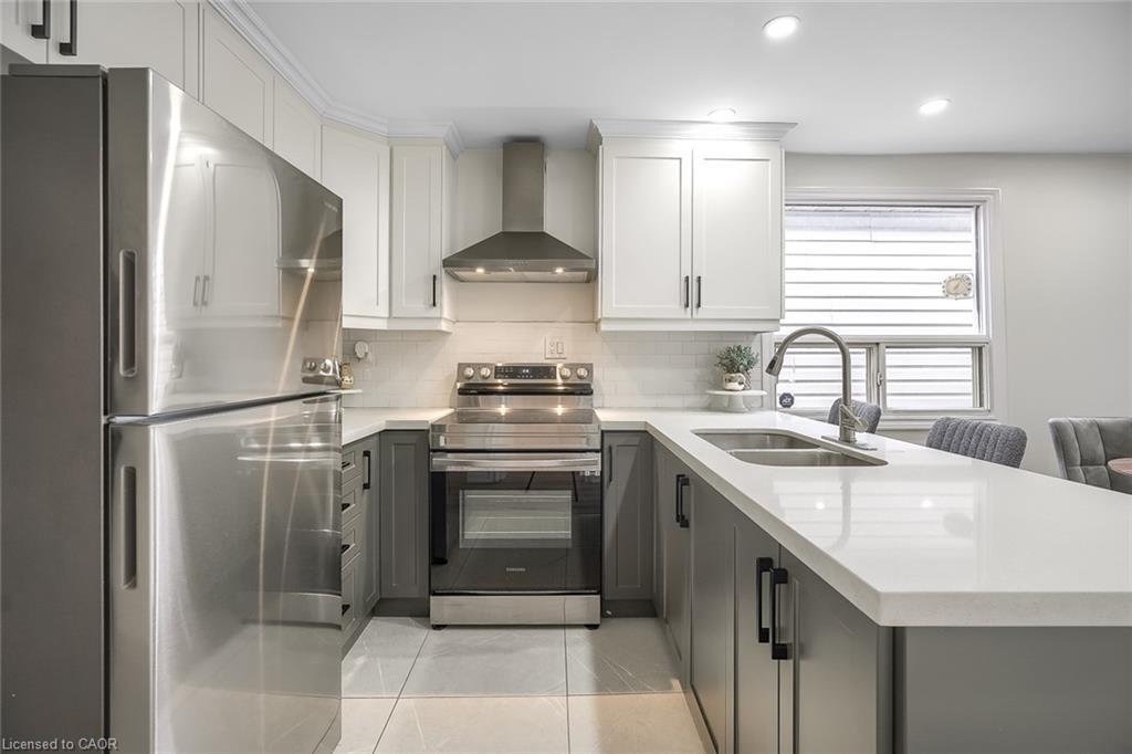 230 Mcanulty Boulevard, Hamilton, ON - Indoor Photo Showing Kitchen With Double Sink With Upgraded Kitchen