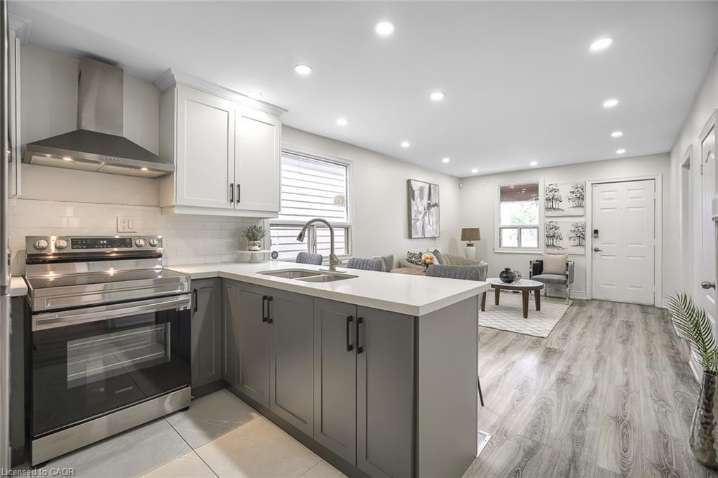 230 Mcanulty Boulevard, Hamilton, ON - Indoor Photo Showing Kitchen With Upgraded Kitchen