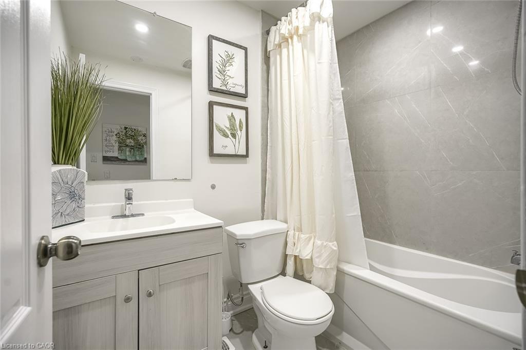 230 Mcanulty Boulevard, Hamilton, ON - Indoor Photo Showing Bathroom