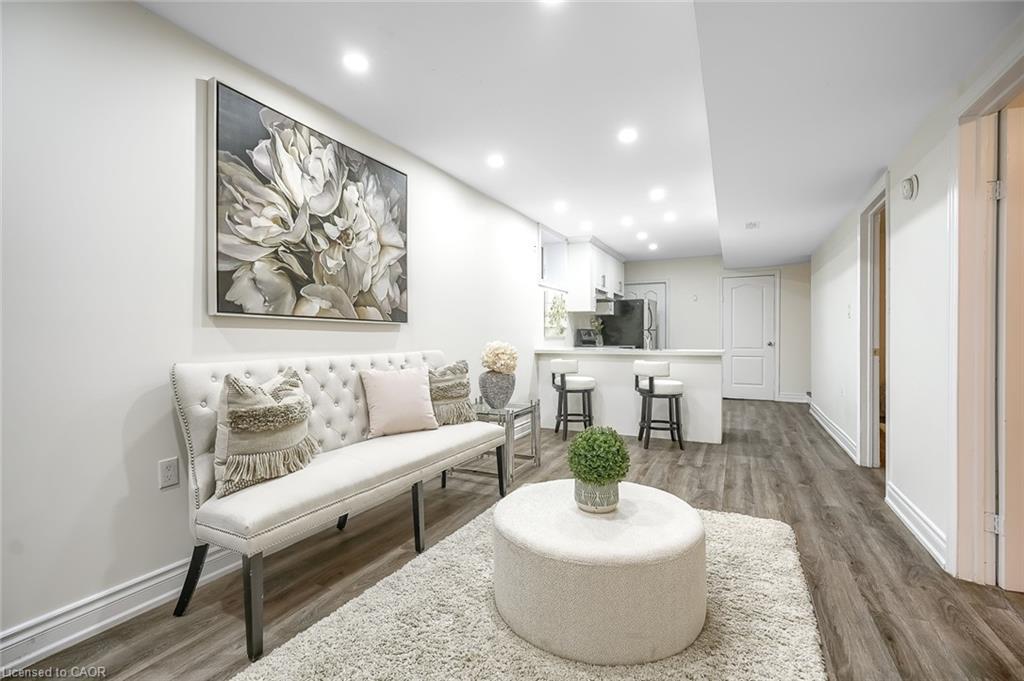 230 Mcanulty Boulevard, Hamilton, ON - Indoor Photo Showing Living Room