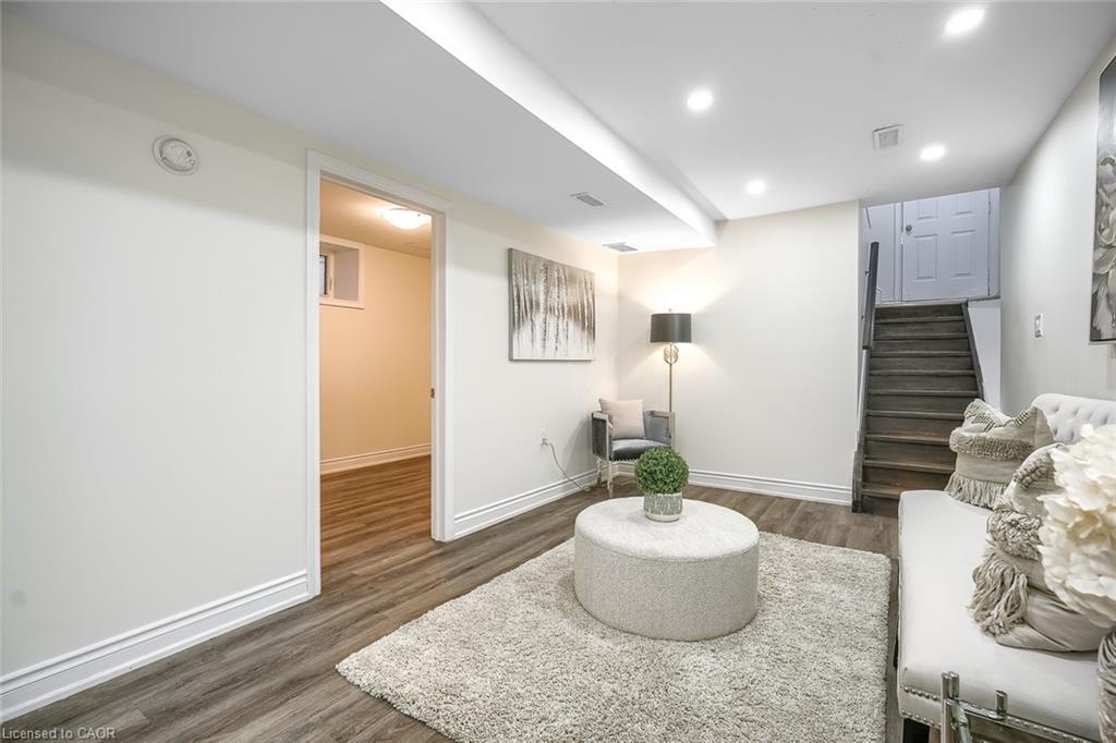 230 Mcanulty Boulevard, Hamilton, ON - Indoor Photo Showing Living Room
