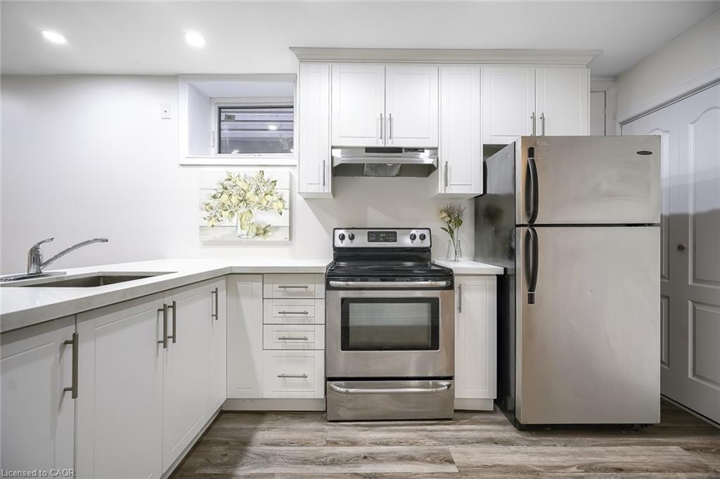 230 Mcanulty Boulevard, Hamilton, ON - Indoor Photo Showing Kitchen