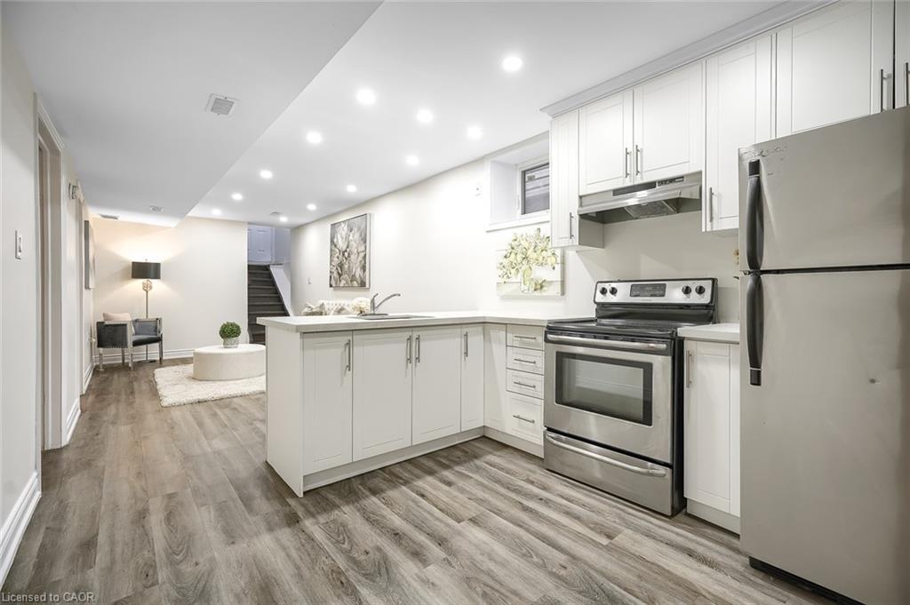 230 Mcanulty Boulevard, Hamilton, ON - Indoor Photo Showing Kitchen With Upgraded Kitchen