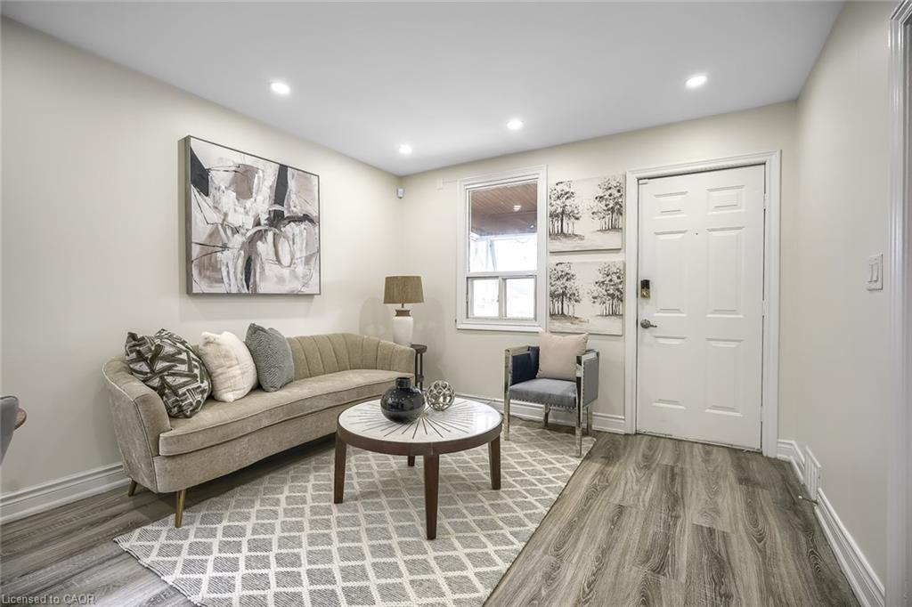 230 Mcanulty Boulevard, Hamilton, ON - Indoor Photo Showing Living Room