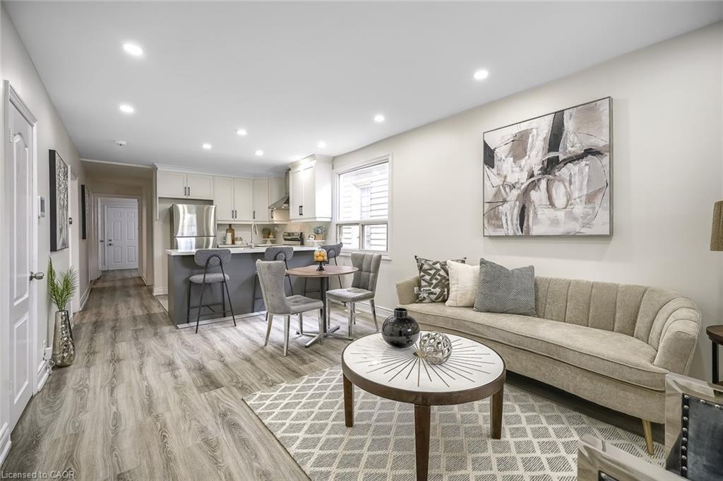 230 Mcanulty Boulevard, Hamilton, ON - Indoor Photo Showing Living Room