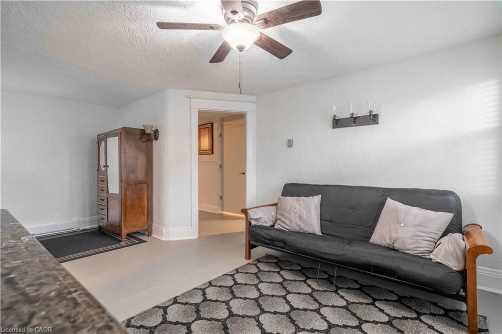 19 Margery Road, Welland, ON - Indoor Photo Showing Living Room