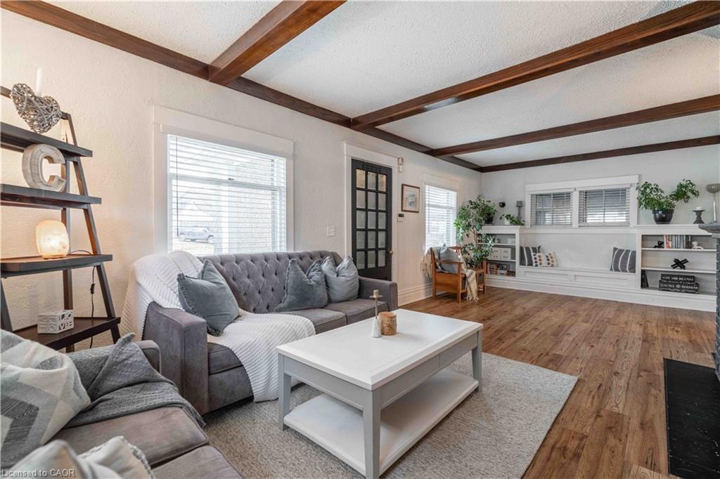 19 Margery Road, Welland, ON - Indoor Photo Showing Living Room