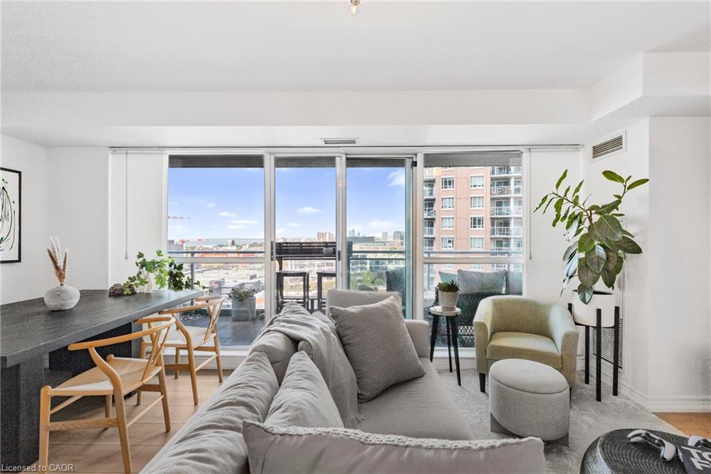 1406-100 Western Battery Road, Toronto, ON - Indoor Photo Showing Living Room
