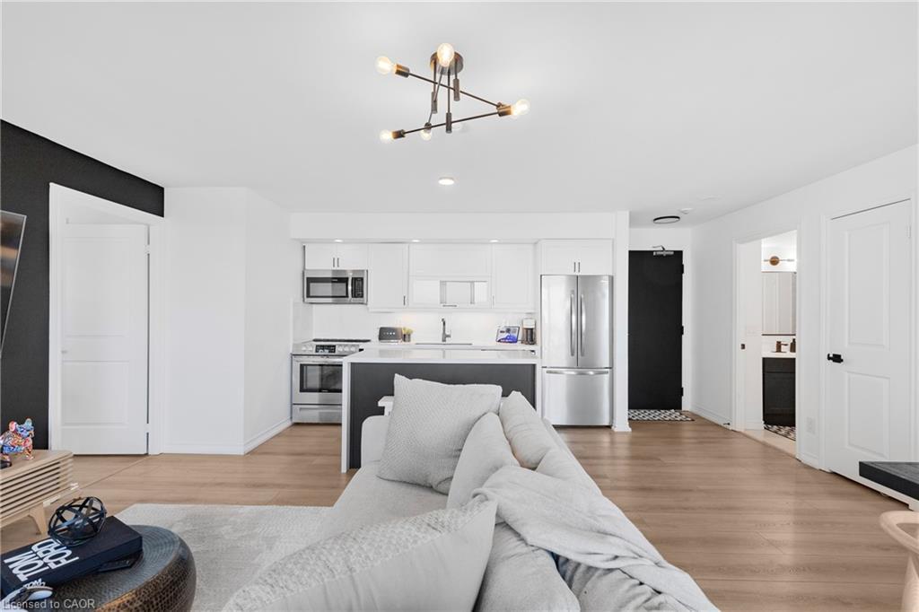 1406-100 Western Battery Road, Toronto, ON - Indoor Photo Showing Living Room