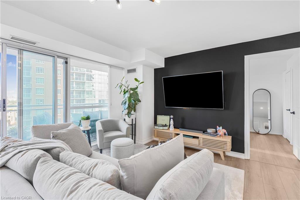 1406-100 Western Battery Road, Toronto, ON - Indoor Photo Showing Living Room