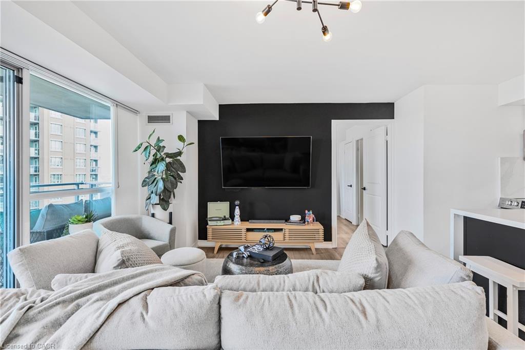 1406-100 Western Battery Road, Toronto, ON - Indoor Photo Showing Living Room