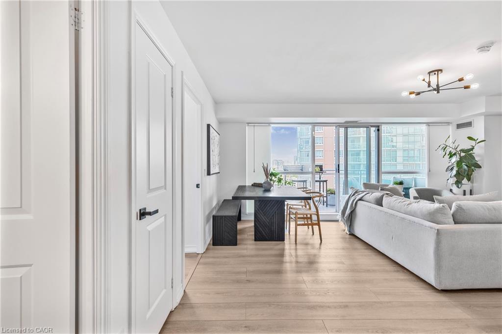 1406-100 Western Battery Road, Toronto, ON - Indoor Photo Showing Living Room