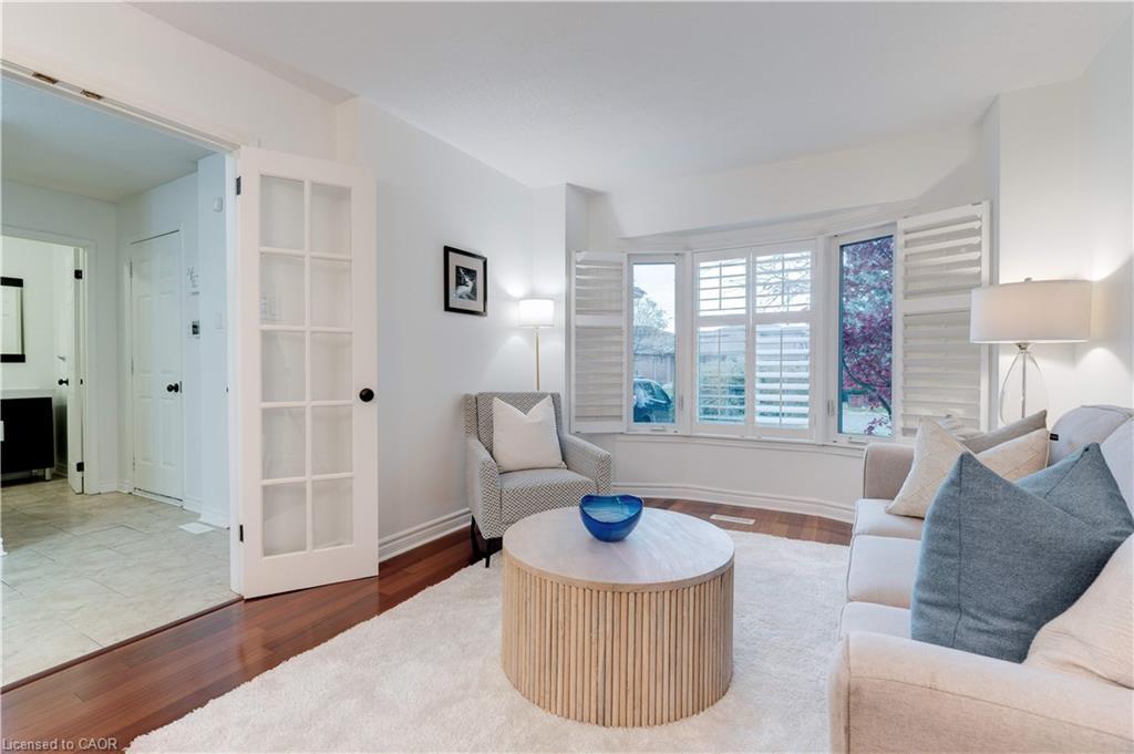 2197 Donald Road, Burlington, ON - Indoor Photo Showing Living Room