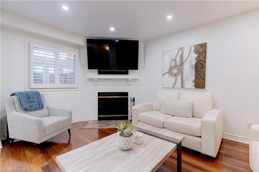 2197 Donald Road, Burlington, ON - Indoor Photo Showing Living Room