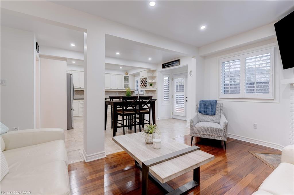 2197 Donald Road, Burlington, ON - Indoor Photo Showing Living Room
