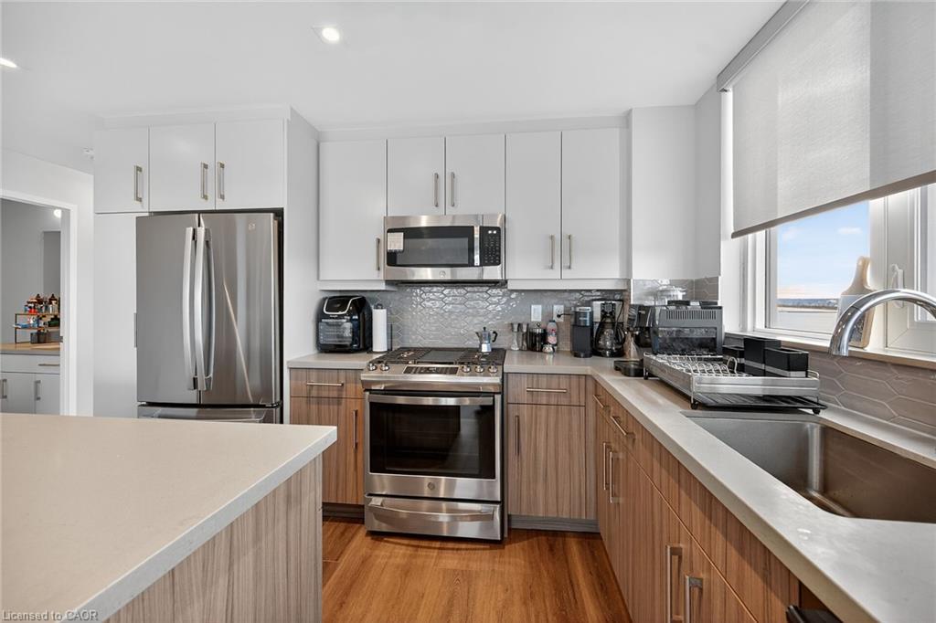 1707-2007 James Street, Burlington, ON - Indoor Photo Showing Kitchen With Upgraded Kitchen