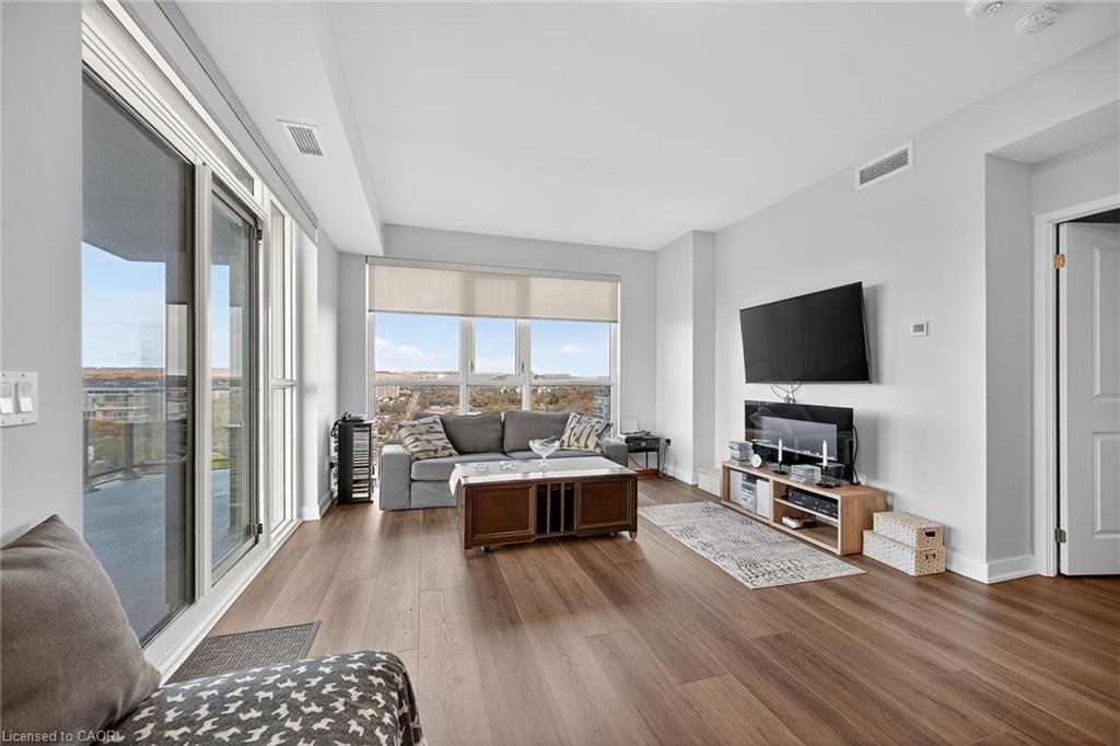 1707-2007 James Street, Burlington, ON - Indoor Photo Showing Living Room