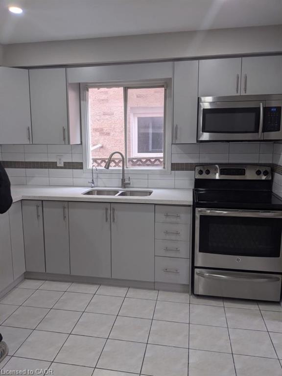 138 Muirland Crescent, Brampton, ON - Indoor Photo Showing Kitchen With Double Sink