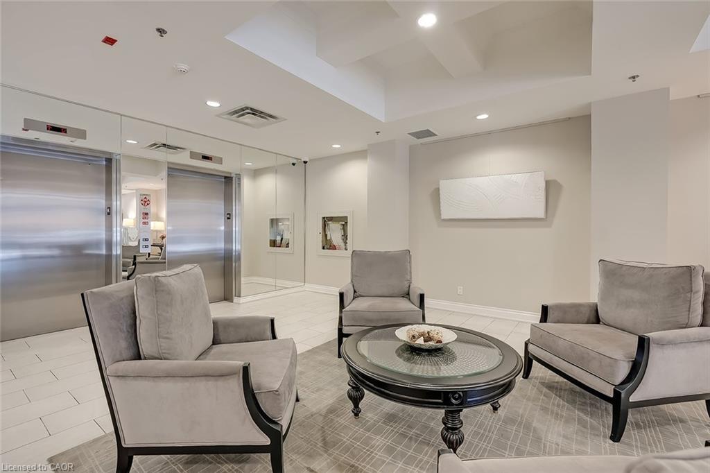 210-399 Elizabeth Street, Burlington, ON - Indoor Photo Showing Living Room